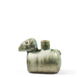 A RARE GREEN-GLAZED POTTERY RAM-FORM VESSEL - Foto 3