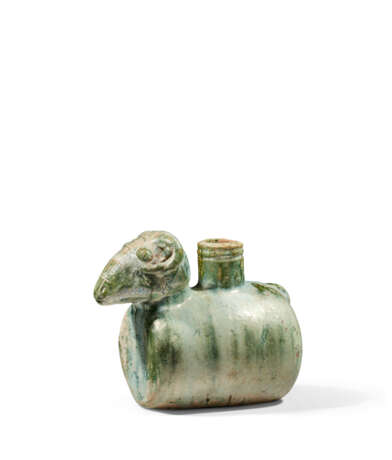 A RARE GREEN-GLAZED POTTERY RAM-FORM VESSEL - Foto 4