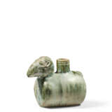 A RARE GREEN-GLAZED POTTERY RAM-FORM VESSEL - Foto 4