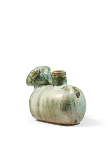 A RARE GREEN-GLAZED POTTERY RAM-FORM VESSEL - Foto 5