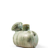 A RARE GREEN-GLAZED POTTERY RAM-FORM VESSEL - Foto 5