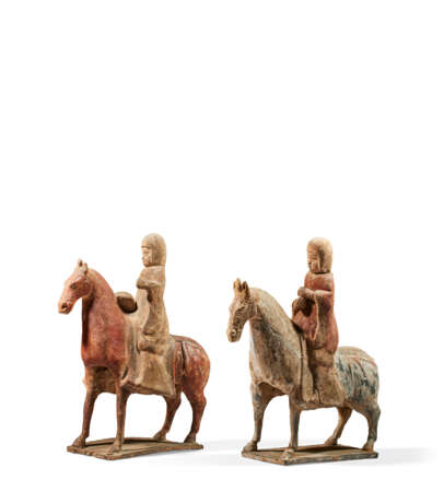 TWO PAINTED POTTERY FIGURES OF EQUESTRIAN SOLDIERS - Foto 1