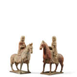 TWO PAINTED POTTERY FIGURES OF EQUESTRIAN SOLDIERS - Foto 2