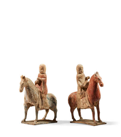 TWO PAINTED POTTERY FIGURES OF EQUESTRIAN SOLDIERS - Foto 3