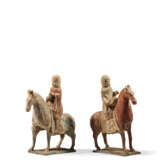 TWO PAINTED POTTERY FIGURES OF EQUESTRIAN SOLDIERS - Foto 3