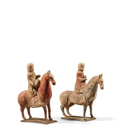 TWO PAINTED POTTERY FIGURES OF EQUESTRIAN SOLDIERS - Foto 4