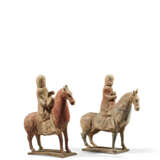 TWO PAINTED POTTERY FIGURES OF EQUESTRIAN SOLDIERS - Foto 4