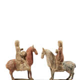 TWO PAINTED POTTERY FIGURES OF EQUESTRIAN SOLDIERS - Foto 5