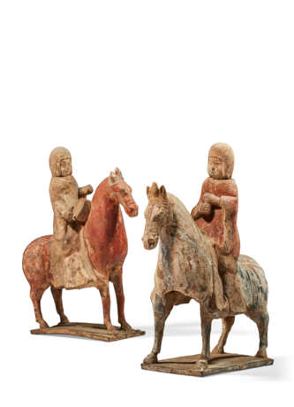 TWO PAINTED POTTERY FIGURES OF EQUESTRIAN SOLDIERS - Foto 6