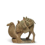 A PAINTED POTTERY FIGURE OF A KNEELING CAMEL - Foto 1