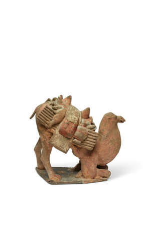 A PAINTED POTTERY FIGURE OF A KNEELING CAMEL - Foto 2