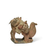 A PAINTED POTTERY FIGURE OF A KNEELING CAMEL - Foto 2