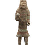 A LARGE PAINTED GREY POTTERY FIGURE OF A SOLDIER - Foto 1