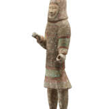 A LARGE PAINTED GREY POTTERY FIGURE OF A SOLDIER - Foto 2