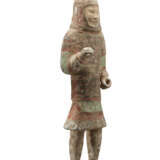 A LARGE PAINTED GREY POTTERY FIGURE OF A SOLDIER - Foto 3