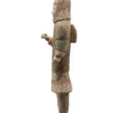 A LARGE PAINTED GREY POTTERY FIGURE OF A SOLDIER - Foto 4