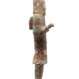 A LARGE PAINTED GREY POTTERY FIGURE OF A SOLDIER - Foto 5