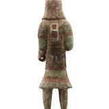 A LARGE PAINTED GREY POTTERY FIGURE OF A SOLDIER - Foto 6