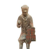 A LARGE PAINTED GREY POTTERY FIGURE OF A SOLDIER - Foto 1