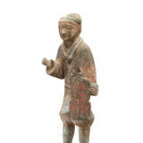 A LARGE PAINTED GREY POTTERY FIGURE OF A SOLDIER - Foto 2