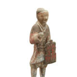 A LARGE PAINTED GREY POTTERY FIGURE OF A SOLDIER - Foto 3