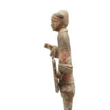 A LARGE PAINTED GREY POTTERY FIGURE OF A SOLDIER - Foto 4