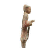 A LARGE PAINTED GREY POTTERY FIGURE OF A SOLDIER - Foto 5