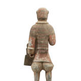 A LARGE PAINTED GREY POTTERY FIGURE OF A SOLDIER - Foto 6