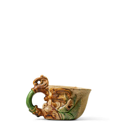 A SANCAI-GLAZED POTTERY RHYTON - Foto 1