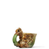 A SANCAI-GLAZED POTTERY RHYTON - Foto 2