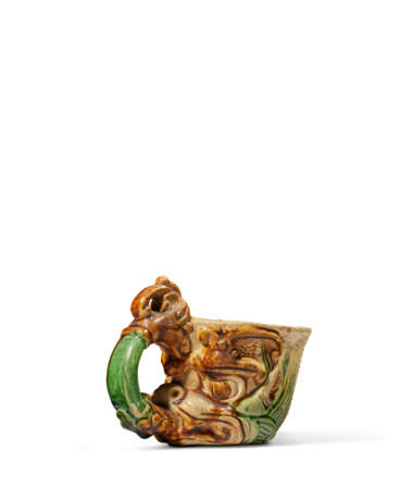 A SANCAI-GLAZED POTTERY RHYTON - Foto 2