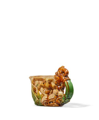 A SANCAI-GLAZED POTTERY RHYTON - Foto 3