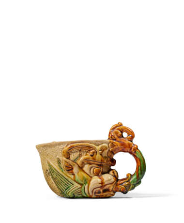 A SANCAI-GLAZED POTTERY RHYTON - Foto 4