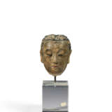 A SMALL PAINTED STUCCO HEAD OF AN ATTENDANT - Foto 1