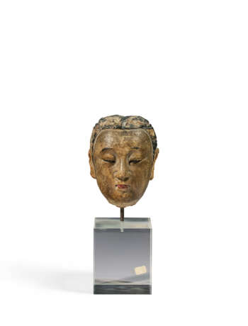 A SMALL PAINTED STUCCO HEAD OF AN ATTENDANT - Foto 1