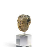 A SMALL PAINTED STUCCO HEAD OF AN ATTENDANT - Foto 2