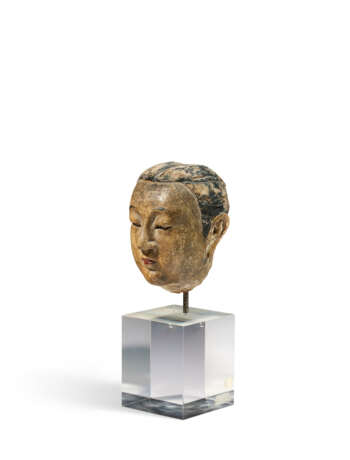 A SMALL PAINTED STUCCO HEAD OF AN ATTENDANT - Foto 2