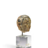 A SMALL PAINTED STUCCO HEAD OF AN ATTENDANT - Foto 3