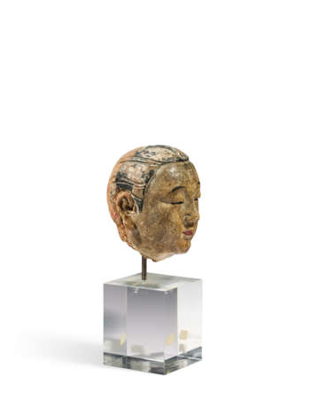 A SMALL PAINTED STUCCO HEAD OF AN ATTENDANT - Foto 3