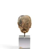 A SMALL PAINTED STUCCO HEAD OF AN ATTENDANT - Foto 5