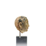 A SMALL PAINTED STUCCO HEAD OF AN ATTENDANT - Foto 6