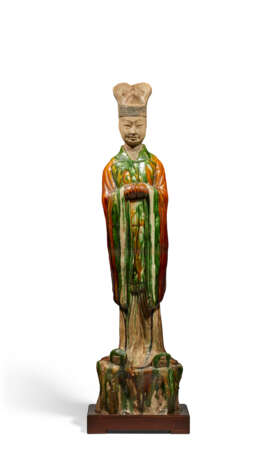 A LARGE SANCAI-GLAZED POTTERY FIGURE OF AN OFFICIAL - Foto 1