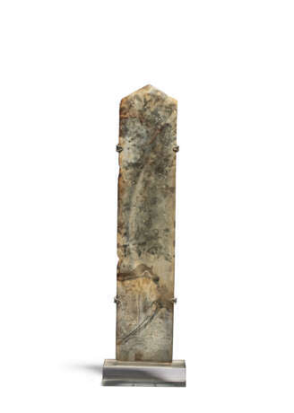 A CALCIFIED GREYISH-BROWN JADE TABLET, GUI - Foto 1