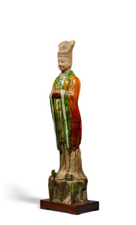 A LARGE SANCAI-GLAZED POTTERY FIGURE OF AN OFFICIAL - Foto 2