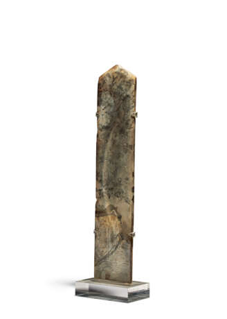 A CALCIFIED GREYISH-BROWN JADE TABLET, GUI - Foto 2