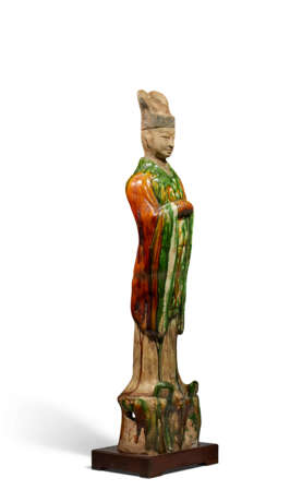 A LARGE SANCAI-GLAZED POTTERY FIGURE OF AN OFFICIAL - Foto 3