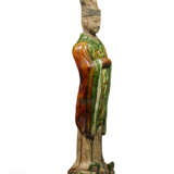 A LARGE SANCAI-GLAZED POTTERY FIGURE OF AN OFFICIAL - Foto 3