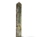 A CALCIFIED GREYISH-BROWN JADE TABLET, GUI - Foto 3