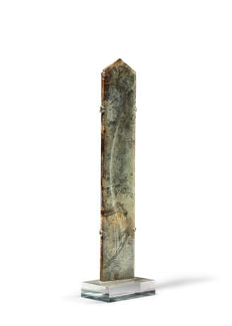 A CALCIFIED GREYISH-BROWN JADE TABLET, GUI - Foto 3