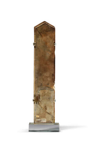 A CALCIFIED GREYISH-BROWN JADE TABLET, GUI - Foto 4